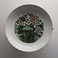 Plat à décor de fruits, fleurs, dragons et nuages. Porcelaine « Famille verte » sur biscuit "à secret" Règne Kangxi (1662-1722). Musée Guimet
