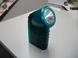 Une lampe de poche carrée.