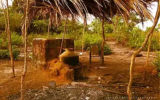 Fourneau et cuve de refroidissement d'un alambic pour la distillation du moût (Inde).