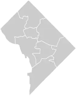Le District de Columbia (informellement Washington, D.C.) et ses secteurs, enclavés entre les États de Virginie (frontière irrégulière côté inférieur gauche) et du Maryland (frontières droites).