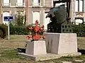 Monument devant l'usine.