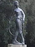 Bronze « Jeune fille au cerceau » de Ladislav Kovařík
