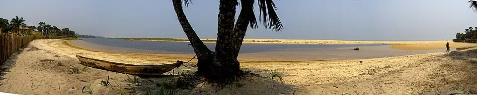 Vue panoramique de la plage de Djeno.