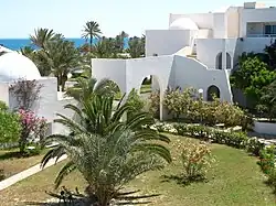 Hôtel de Djerba avec ses bâtiments bas de couleur blanche et ses jardins.