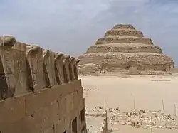 Le mur aux cobras de la cour sud.