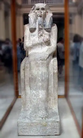 Statue de Djéser au Musée égyptien du Caire ; sur le socle est inscrit « Nesout-bity Netjerikhet-Nebty » (IIIe&nbsp;dynastie).