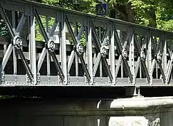 Garde-corps et poutre.