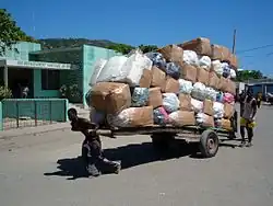 Charrette à grand plateau sur pneumatiques de dockers au Cap-Haïtien
