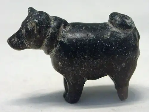 Figurine de chienne.Chlorite, H. 2,75&nbsp;cmMusée du Louvre