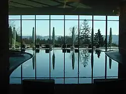 La piscine intérieure.