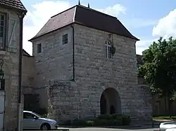 Porte fortifiée d'un édifice médiéval.