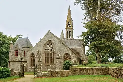 Chevet percé de trois grandes fenêtres, entre lesquelles sont des contreforts. À droite, le croisillon nord. En arrière-plan, le clocher et le sommet de la tourelle d'escalier.