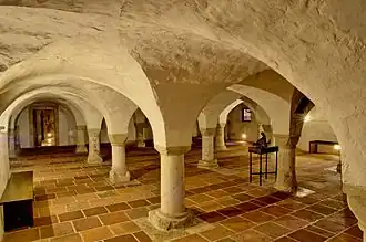 La crypte romane orientale, sous le chœur ouest.