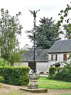 Calvaire surmonté d'un archange à la trompette, à côté de l'église.