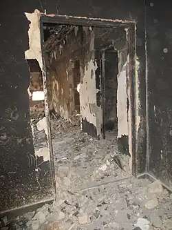 Intérieur d'une maison complètement détruite par une incendie provoquée.