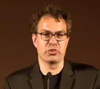 Homme châtain à lunette