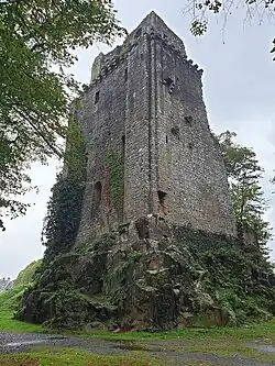 Façades ouest et sud sur base rocheuse granitique