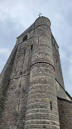 La tour-donjon de l'église Saint-Laurent.