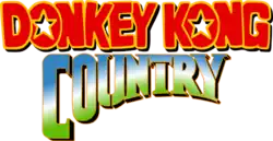 Donkey Kong Country est écrit sur deux lignes, la première avec des lettres rouges bordées de jaune et l'autre dans un double dégradé du vert clair au bleu par le blanc.