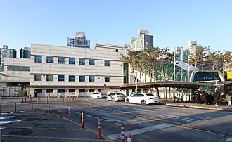 La station et l'un des deux accès, en 2022.