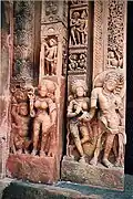 Sculptures des déesses des rivières Gangâ et Yamunâ, sur la porte d'entrée du temple Dashâvatâra de Deogarh, VIe&nbsp;siècle.