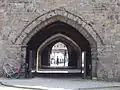 Passage sous le centre des halles et le beffroi, vu vers la Grand-Place.