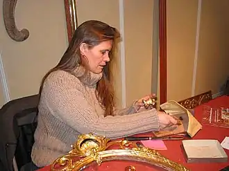 Dorure à la feuille d'or sur bois : prise de la feuille