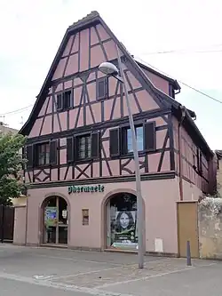 Ancienne ferme (XVIIe-XVIIIe), actuellement pharmacie,49 Grand'Rue.