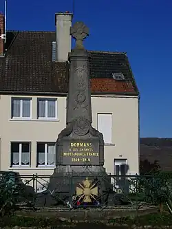 Le monument aux morts de Dormans.