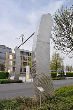 Walking Men, Dortelweil&nbsp;(de), Hausen (Francfort)