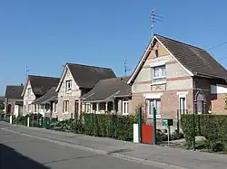 Habitations groupées par cinq.