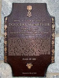 Une plaque de bronze avec une image de la Medal of Honor reprenant la citation des actes de MacArthur lui ayant valu la récompense