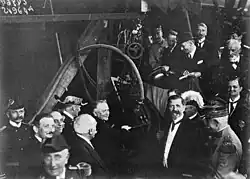 Photographie d'un groupe de civils et militaires