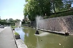 Les douves de l'ancien château.