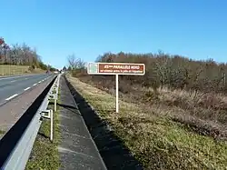 La RN 21 franchit le 45e&nbsp;parallèle nord à Douville.