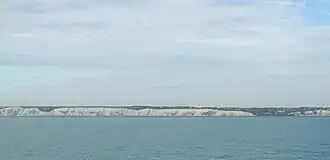 photo panoramique : falaises barrant l'horizon au loin