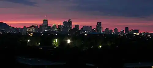 Coucher de soleil sur le Centre-ville de Montréal vu d'un point surélevé à Verdun.
