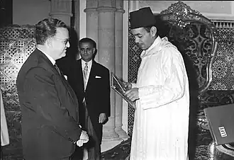 Dr Abderrahmane Zniber premier ambassadeur du Maroc en Chine recevant ses lettres de créance des mains du roi du Maroc Hassan II en 1961.