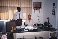 Photo de deux hommes dans un bureau