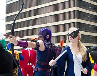 Cosplay de Clint Barton et Oiseau moqueur.