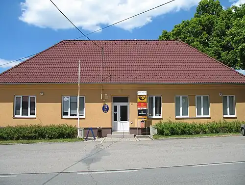 Mairie et bureau de poste.