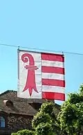 Le drapeau cantonal pendu dans les rues de Delémont.