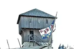 Drapeau picard devant la tour de Lassigny (Vermandois).