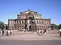 Le Semperoper de Dresde peut être catégorisé aussi bien dans la néo-renaissance prussienne (cf. palais du Rhin) que dans le néo-baroque.