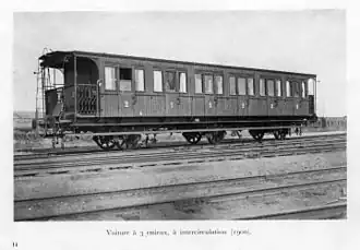 Une voiture AB à deux plates-formes ouvertes, dépourvue de WC.