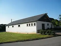 La salle communale construite en 1980 par des habitants bénévoles.