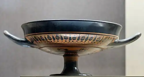 Coupe de Droop attique à décor inférieur à figures noires, vers -550/-530.