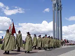 Délégation de scouts polonais devant le monument de Grunwald