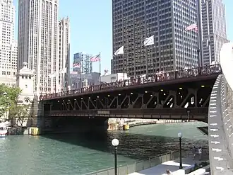 Le pont de Michigan Avenue, vu depuis l'escalier de la Riverwalk