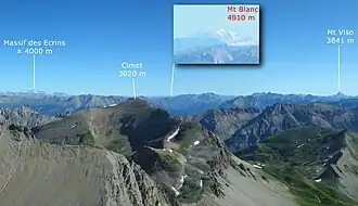 Vue du Cimet (centre gauche de la photo) depuis le sommet du mont Pelat.
